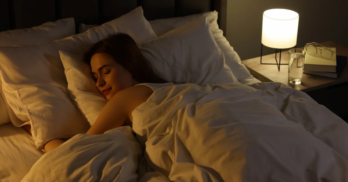 mulher dormindo com uma expressão serena e relaxada