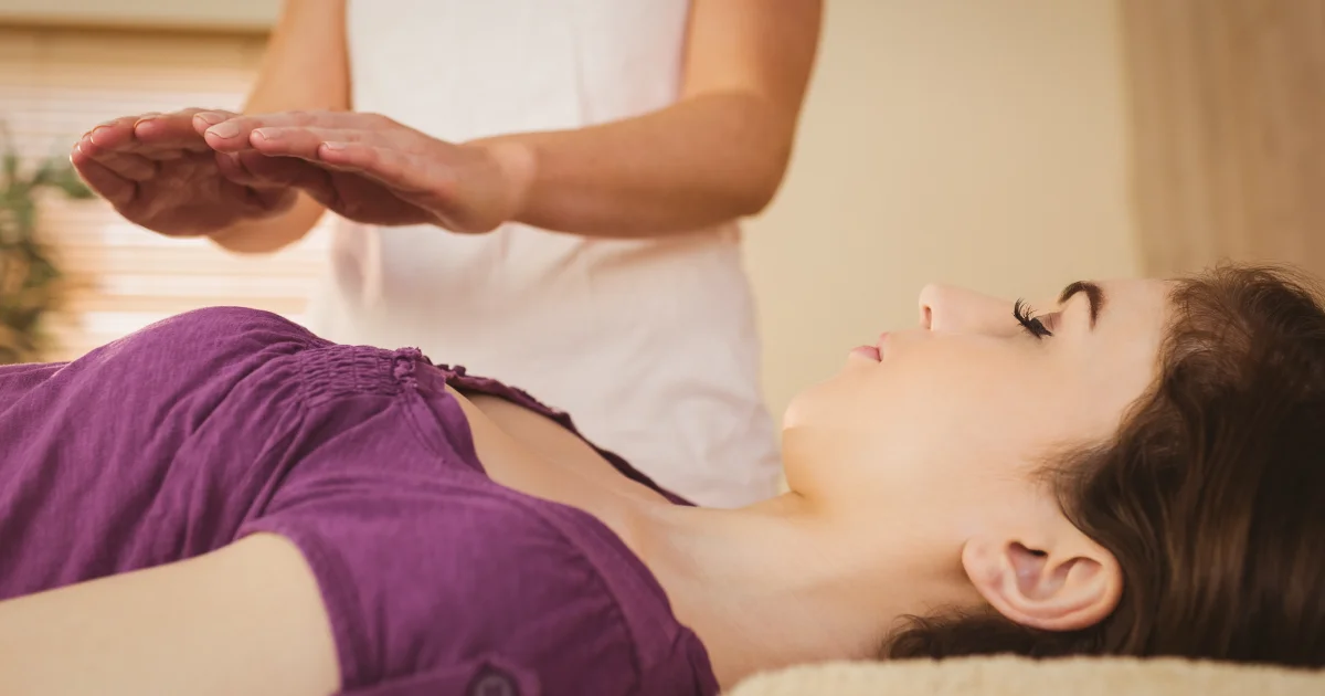 mulher recebendo reiki