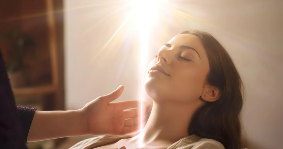mulher em sessão de thetahealing